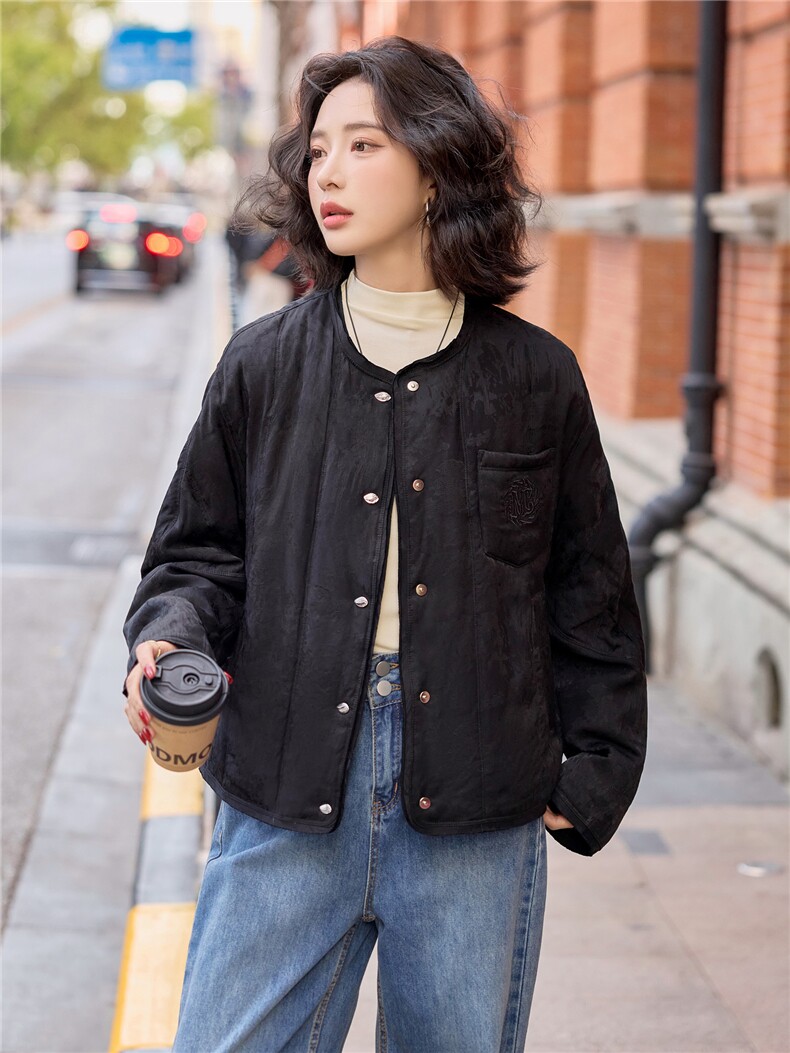 现货新款暗纹提花白鸭绒羽绒服女2025冬季短款冬装外套,女装羽绒服,梦懿尔