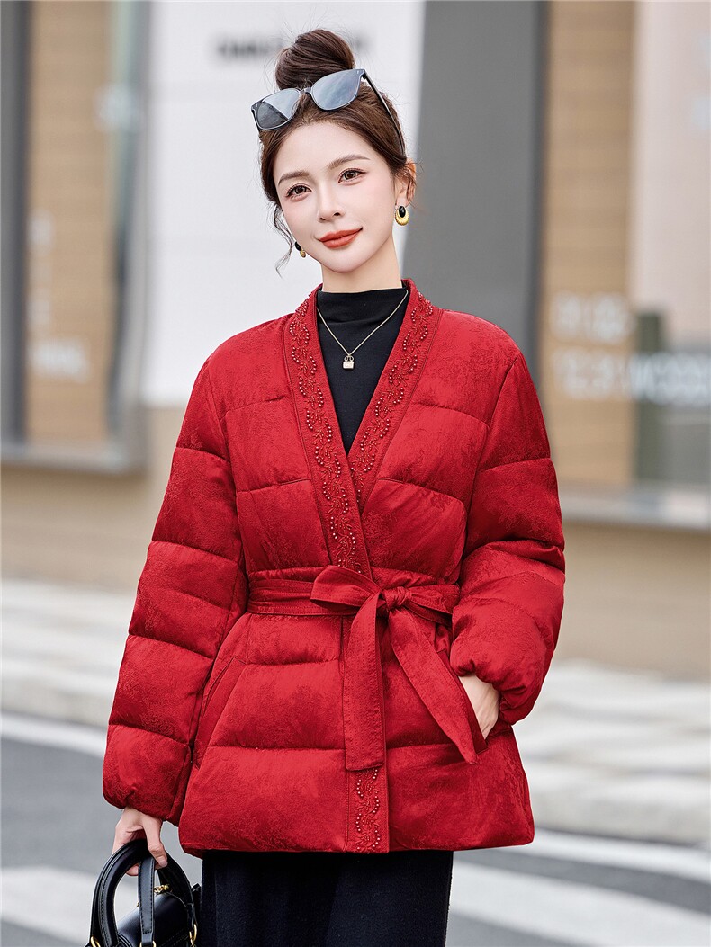 现货。现货2026年冬季人丝轻奢中重工刺绣中长款羽绒新款,女装羽绒服,艾仟回(原伊仟回)