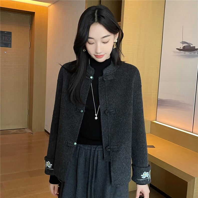 2025年秋季新款百搭女士系扣袖口提花长袖圆领短款大衣,女装双面呢大衣,召鑫羊绒双面呢