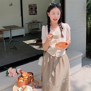 夏季港风小众设计V领提花上衣半身裙两件套女夏新款宽松休闲套装图片