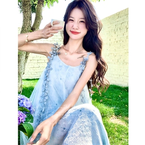 浅蓝色网纱拼接连衣裙女夏季2025法式超仙立体花朵肩带设计吊带裙图片