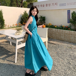 蓝色无袖挂脖吊带连衣裙女夏2025新款显瘦气质优雅高级感长裙图片