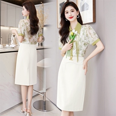 2024年复古翻领盘扣洋气减龄衬衣气质百搭显瘦减龄半身裙套装，女装套装/套裙，时尚俏佳人