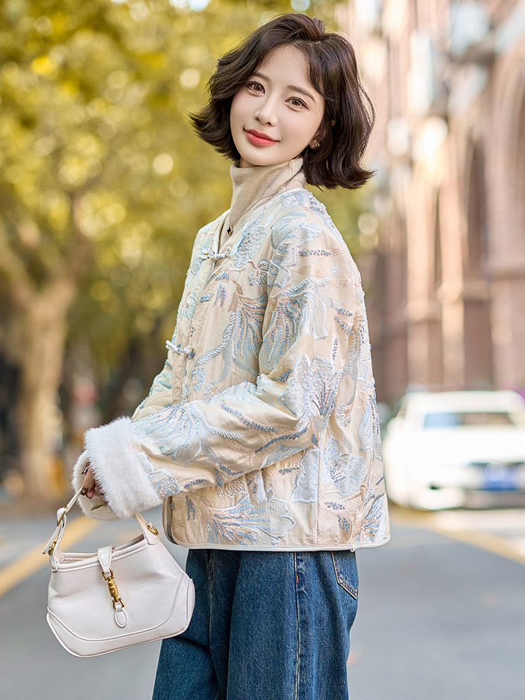 刺绣羽绒服女重工钉珠短外套2025冬新款轻薄绒盘扣上衣,女装羽绒服,韩蜜菓