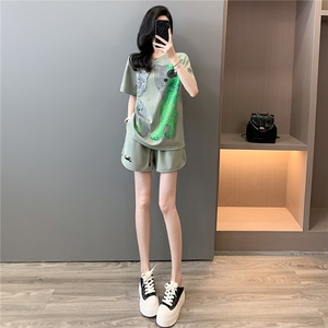韩版休闲时尚套装女夏款个性简约圆领卡通印花上衣阔腿短裤两件套图片