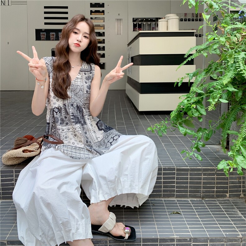 文艺复古印花V领背心套装女2025夏季度假风休闲阔腿裤日系两件套,女装套装/套裙,维壹