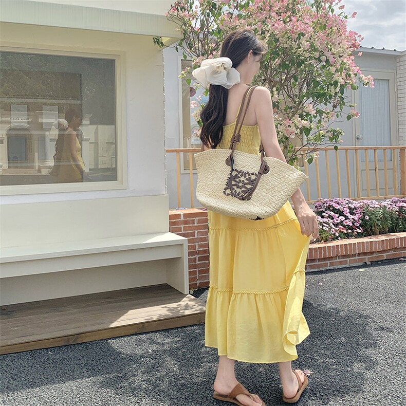 法式V领温柔度假风甜美超仙吊带裙女2025夏季新款黄色吊带连衣裙,女装连衣裙,2C238