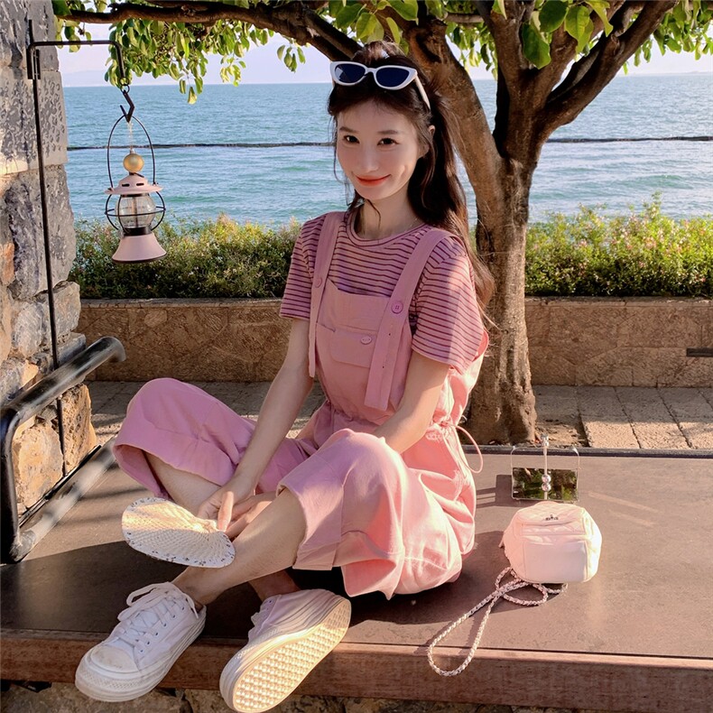 盐甜系穿搭粉色条纹t恤套装女夏新款休闲显瘦学院风背带裤两件套,女装套装/套裙,千寻
