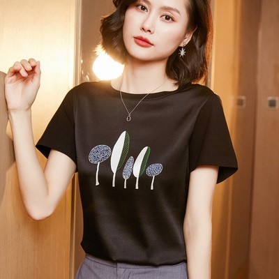 2025新款夏季缎面短袖t恤女印花韩版宽松上衣,女装T恤,鄂维那特