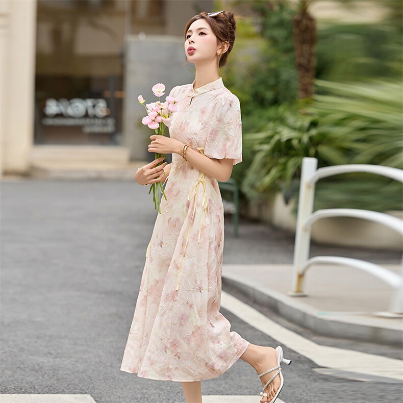 2025年夏季新款中长款新中式民族风旗袍收腰刺绣花连衣裙,女装连衣裙,简韵佳