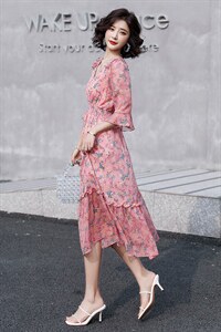 2021夏季新款蕾丝手工订珠优雅气质V领时尚裙摆腰部系带收腰长裙图片