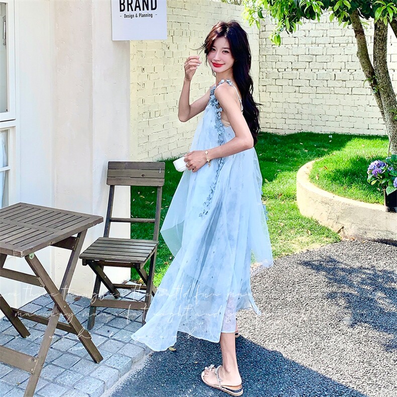 浅蓝色网纱拼接连衣裙女夏季2025法式超仙立体花朵肩带设计吊带裙,女装连衣裙,千寻