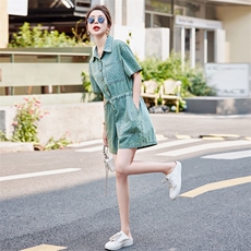 2024夏季新款薄款简约时尚个性气质翻领抽绳收腰显瘦牛仔连体短裤，女装连体裤，瑶迪