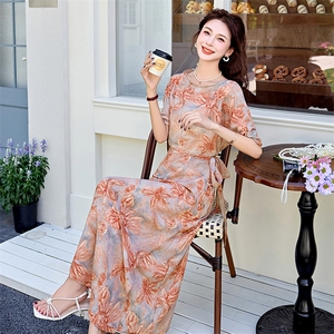 法式印花连衣裙女2026新款今年流行款气质修身显瘦约会穿搭裙子图片