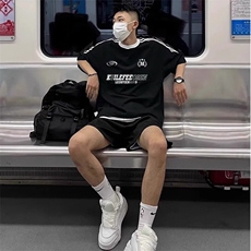 黑色