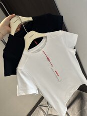 辣妹圆领短袖T恤女装春季2025新款气质修身显瘦纯色短款上衣t恤，女装T恤，沐策羊绒
