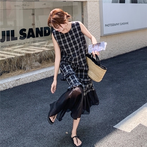 减龄格子木耳边格子黑色无袖背心连衣裙女夏2025新款长裙韩系别致图片