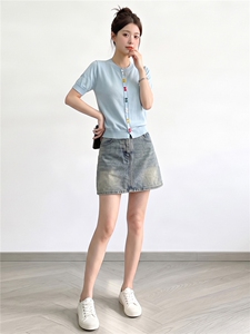 欧货时尚设计感套装女夏新款圆领彩色纽扣针织衫短袖牛仔裙两件套图片 欧货时尚设计感套装女夏新款圆领彩色纽扣针织衫短袖牛仔裙两件套图片