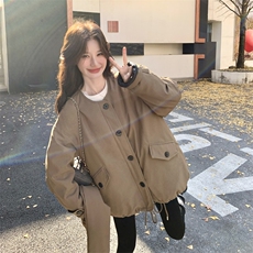 驼色立领羽绒服女2025冬季中长款宽松纽扣装饰保暖外套上衣配围脖，女装羽绒服，艾米莉亚