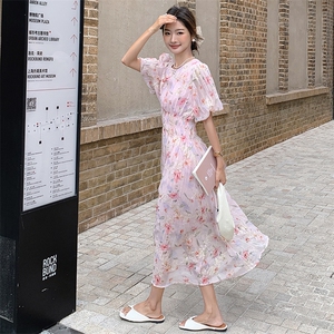 粉色女神范连衣裙女中长款2024夏季新款茶歇法式温柔风收腰碎花裙图片