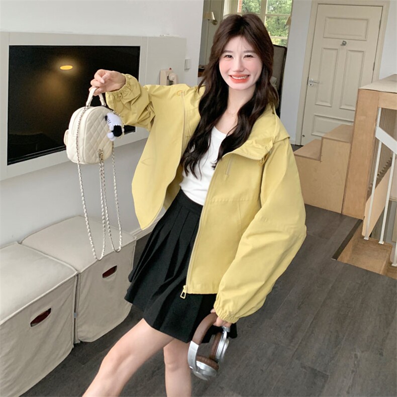 黄色连帽工装冲锋衣短外套女春秋2025新款流行短款风衣学院风爆款,女装短外套,2D143
