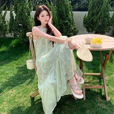 法式绝美挂脖连衣裙女2025夏季新款超好看独特漂亮海边度假风长裙，女装连衣裙，浙宝193A