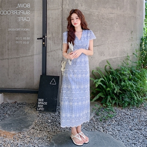 绝美巨好看蓝色V领温柔风度假连衣裙女夏2025新款韩系显瘦茶歇裙图片