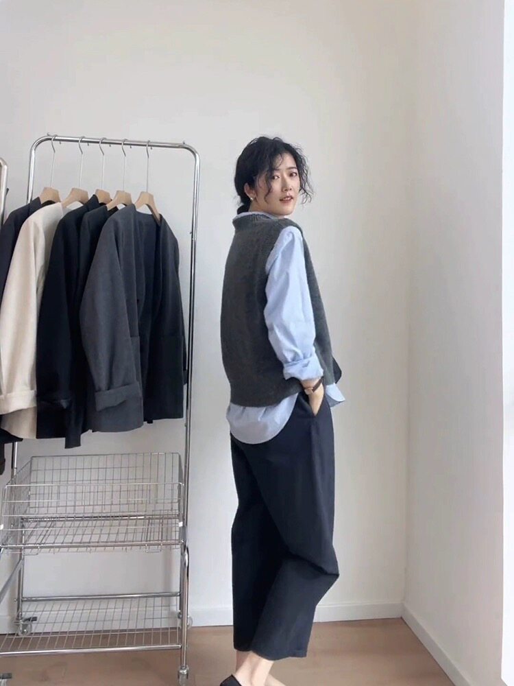 灰色叠穿圆领针织马甲女秋冬外搭刺绣毛衣坎肩小个子羊毛背心,女装马甲,雪真羊绒