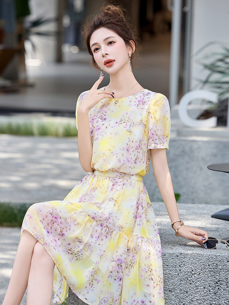 小碎花连衣裙女夏季2025新款高端气质收腰小个子提花度假风A字裙,女装连衣裙,美沁