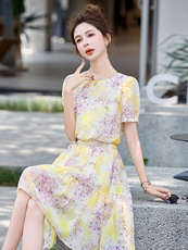 小碎花连衣裙女夏季2025新款高端气质收腰小个子提花度假风A字裙，女装连衣裙，美沁
