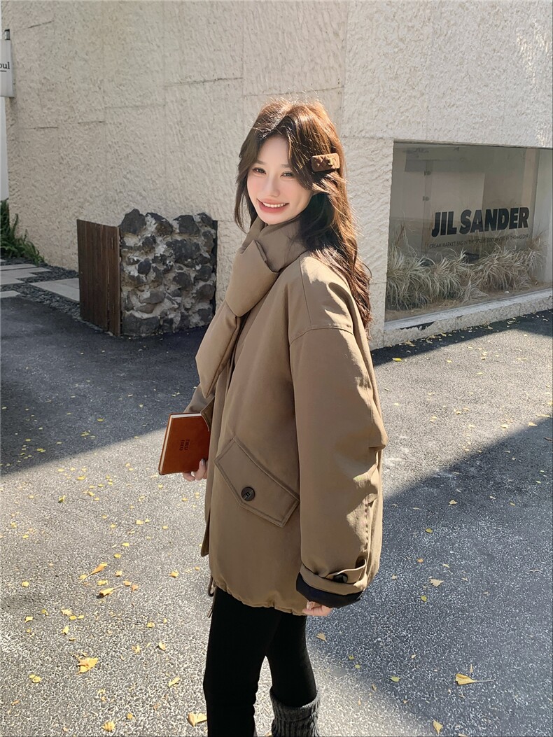 驼色立领羽绒服女2025冬季中长款宽松纽扣装饰保暖外套上衣配围脖,女装羽绒服,艾米莉亚