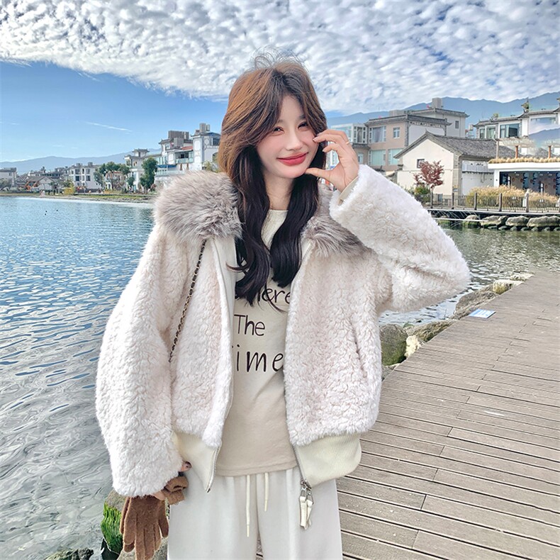 大毛领短款羊羔仿皮草外套毛绒保暖翻领冬季女，女装短外套，纯色衣恋