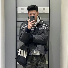 黑灰色
