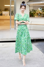 茶歇法式v领绿色碎花连衣裙女春秋2025新款气质女装高级感长裙子，女装连衣裙，布芭啦