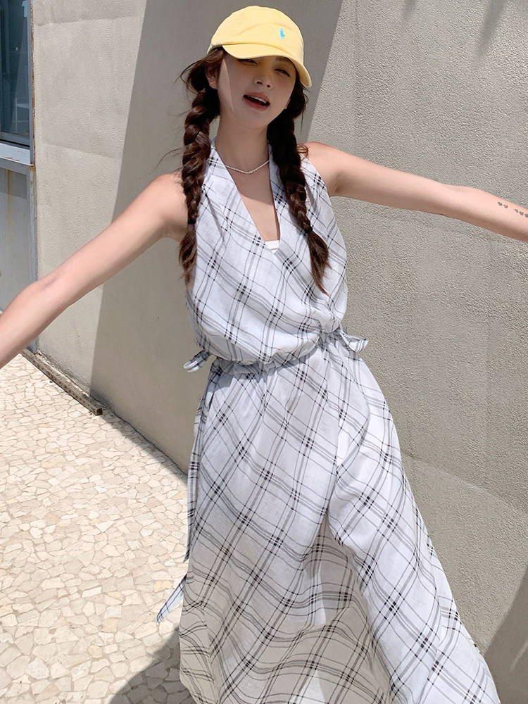 氛围感无袖挂脖格纹连衣裙女2025夏季新款韩系度假风收腰显瘦长裙,女装连衣裙,浙宝305