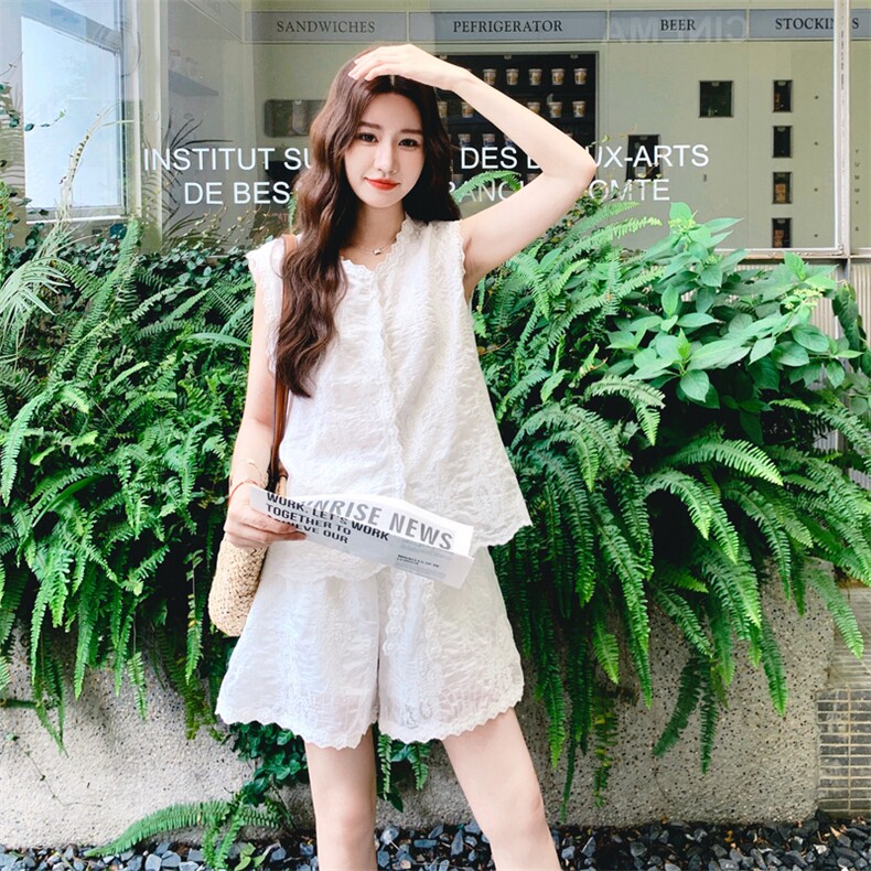 白色轻薄蕾丝马甲短裤套装女2025夏季新款小个子巨好看穿搭一整套图片