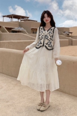碎花马甲绝美连衣裙套装女春秋2025新款显瘦气质流行漂亮裙子，女装套装/套裙，2C133