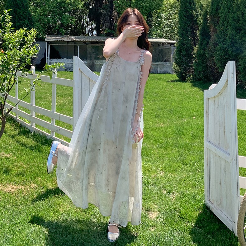 吊带裙2025夏季新款立体花朵连衣裙,女装连衣裙,纯色衣恋
