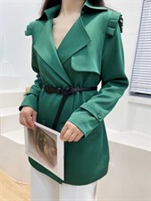 在天气状况飘忽不定的春天，一件风衣随意穿脱，遮风挡雨。，女装风衣，蓝衣可