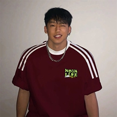 酒红色