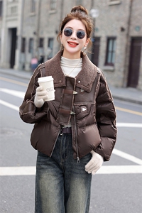 潮羽绒服女款2025新款冬季白鸭绒蛋白皮拼接仿羊羔毛绒领小香风外套图片