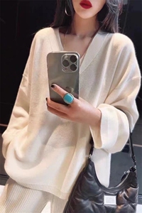 时尚慵懒风宽松显瘦V领羊毛针织衫女春季新款百搭气质长袖上衣图片