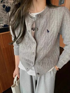时尚女款独角兽刺绣麻花包芯纱开衫 舒适百搭显瘦羊毛针织衫图片