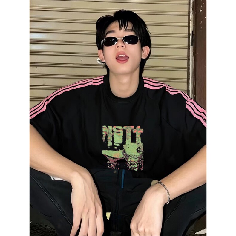 抖音得物品质二开240克宽松纯棉美式潮牌印花三条杠中性风短袖T恤图片