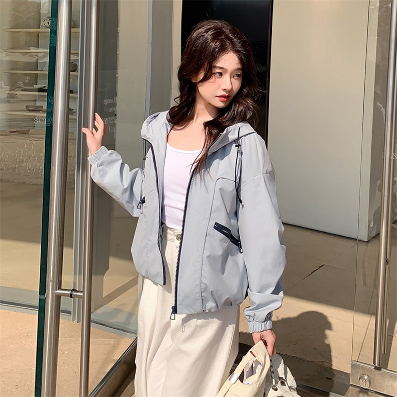 蓝色连帽冲锋衣外套女2025春秋季新款设计感休闲显瘦工装夹克上衣，女装短外套，辉之琳