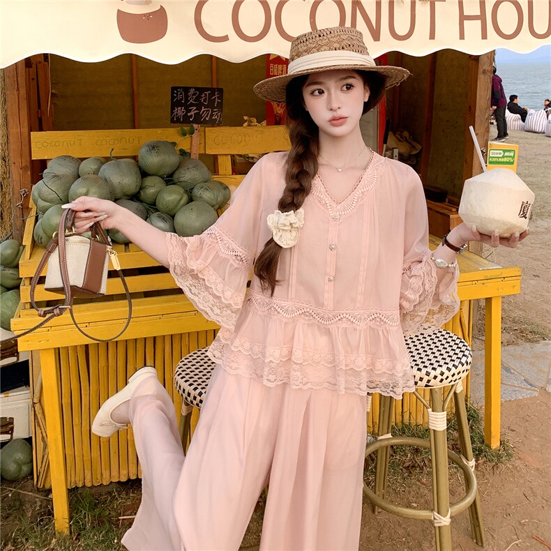 粉色洋气温柔套装女2026夏新款喇叭袖蕾丝拼接上衣阔腿裤裙两件套，女装套装/套裙，水衣源