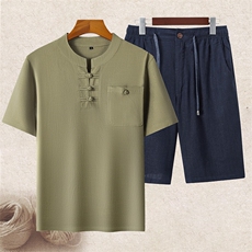 豆绿上衣＋深蓝短裤