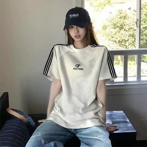 抖音得物品质二开240克宽松纯棉美式潮牌印花三条杠中性风短袖T恤图片
