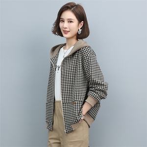 加绒加厚2024秋冬款新款中老年妈妈短款外套女秋冬装卫衣中年上衣图片