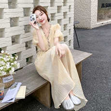 减龄复古刺绣黄色泡泡袖连衣裙女夏2026新款海边度假独特别致裙子，女装连衣裙，霓裳依族